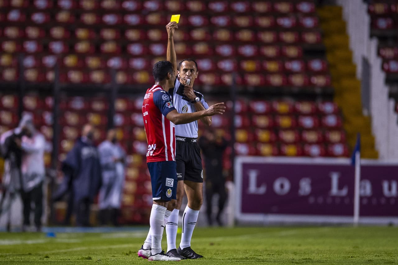 Jonathan Dos Santos es el héroe de la noche, ya que su solitario gol le da un valioso triunfo a Querétaro 1-0 sobre las Chivas.