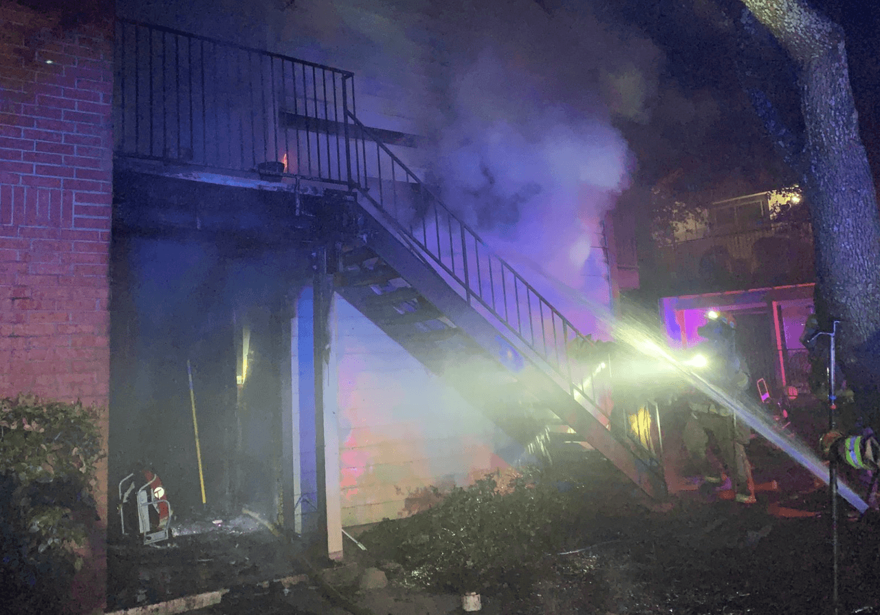 Varias familias quedan desplazadas en Austin tras incendio provocado por un cigarillo