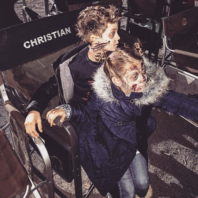 Ahí los niños pasaron varias semanas acompañando a su papá y así celebraron Halloween, en el set de grabación de la película de su papá.