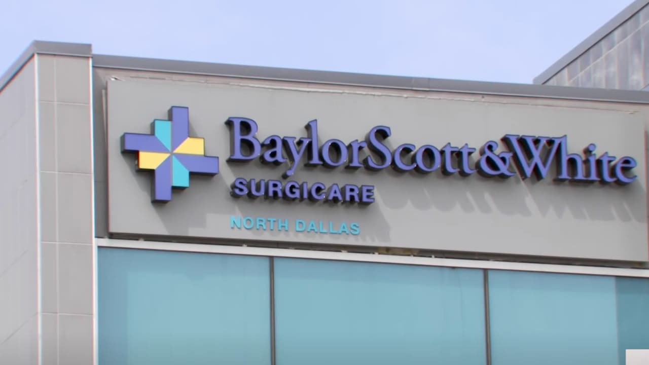 Médico de Dallas es considerado "amenaza para el público" y le suspenden licencia 