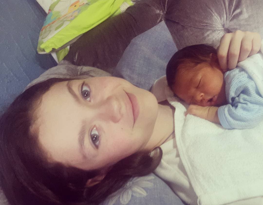 Hace un año 
<b>María José</b> se convirtió en la hermana mayor de un hermoso bebé, quien por lo visto se ha robado toda su atención y cariño.