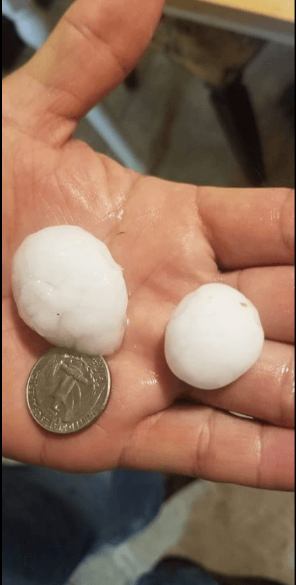 Los vidrios de las puertas y el vidrio trasero se dañan más fácilmente. El parabrisas está laminado así que puede resistir un poco más. Procura proteger primero estas áreas.