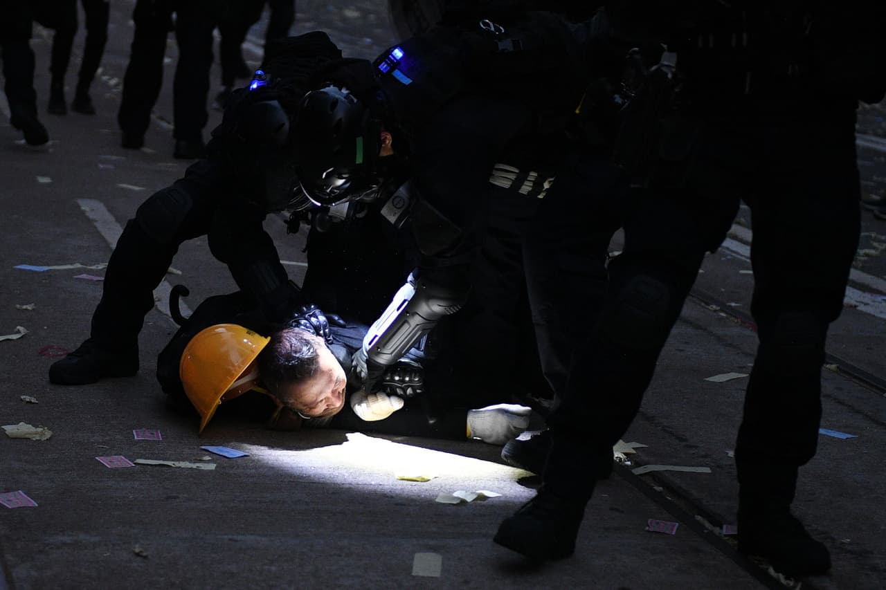 Los disturbios en Hong Kong también ilustraron los desafíos que enfrenta China, que también está en medio de negociaciones en la guerra comercial con Estados Unidos, primera economía del mundo. A pesar de los crecientes niveles de violencia, existe gran apoyo público para el movimiento en Hong Kong, el más grave para el gobierno de China desde que Gran Bretaña devolvió la isla en 1997.