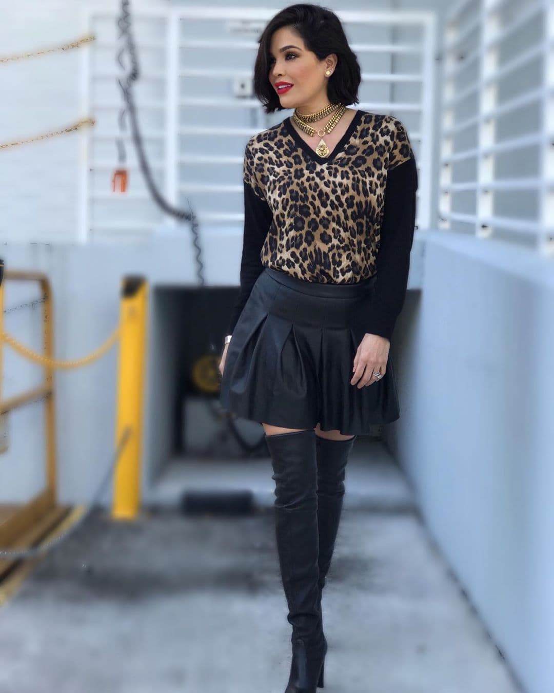 Karla lleva la combinación ganadora de la temporada: 'animal print' y botas largas.