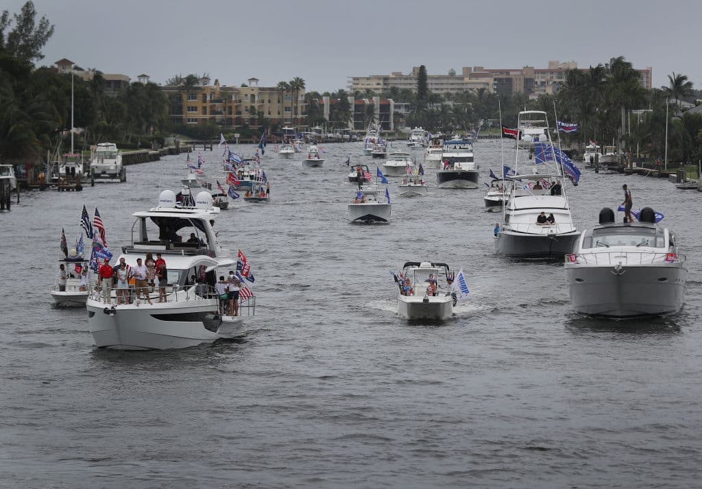 Una foto muestran la fiesta de botes en apoyo al presidente Donald Trump en el Intracoastal Waterway el 3 de octubre de 2020 en Fort Lauderdale, Florida.