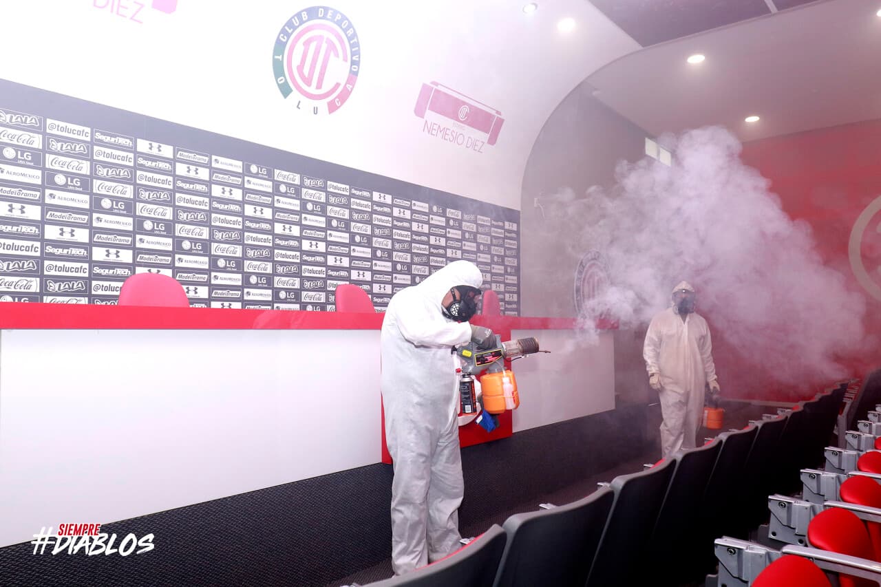 Así se llevan a cabo los protocolos de sanitización en el Estadio Nemesio Diez preparando el regreso del futbol mexicano.