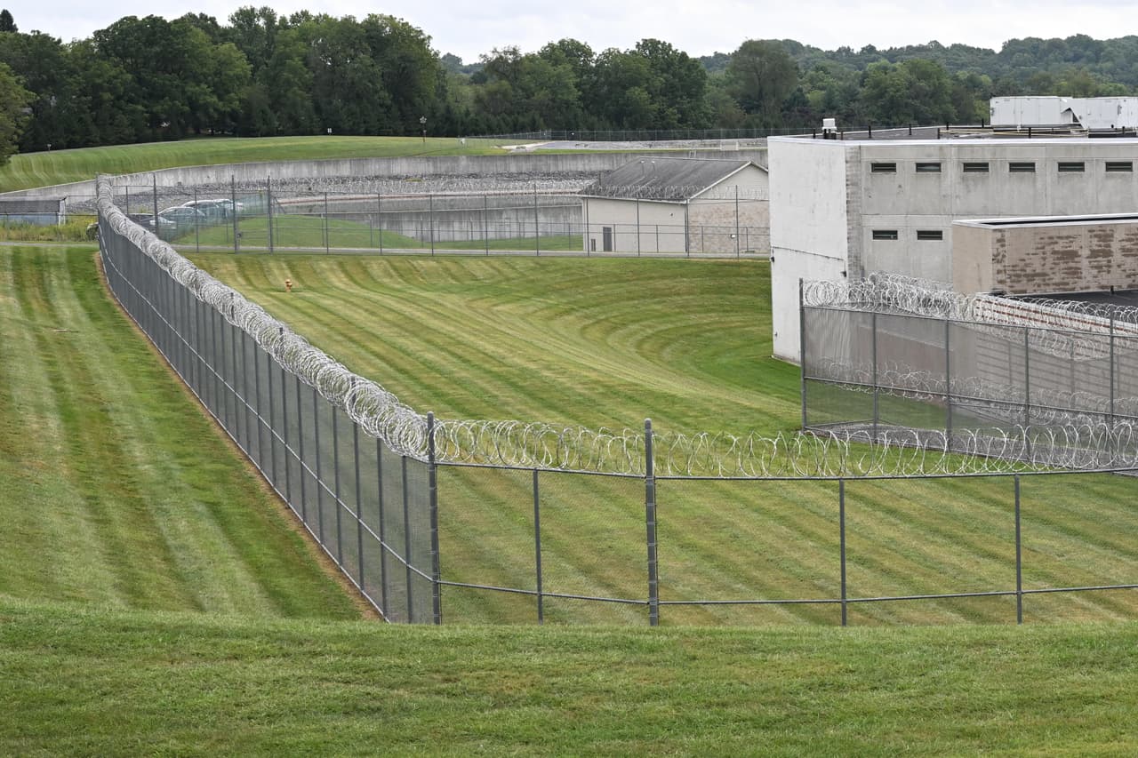 Y es que 
<b><a href="https://www.univision.com/noticias/estados-unidos/fuga-preso-danelo-cavalcante-carcel-pennsylvania-error-humano" target="_blank">los policías se percataron de la fuga una hora después de ocurrida</a></b>, tiempo suficiente para que el hombre se alejara.