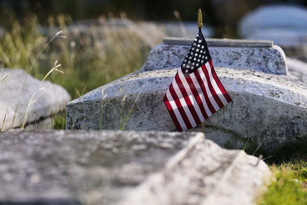 Una bandera de Estados Unidos en la tumba del veterano Thomas Sands en el cementerio Esther Mae Armbrister Park en Coconut Grove.