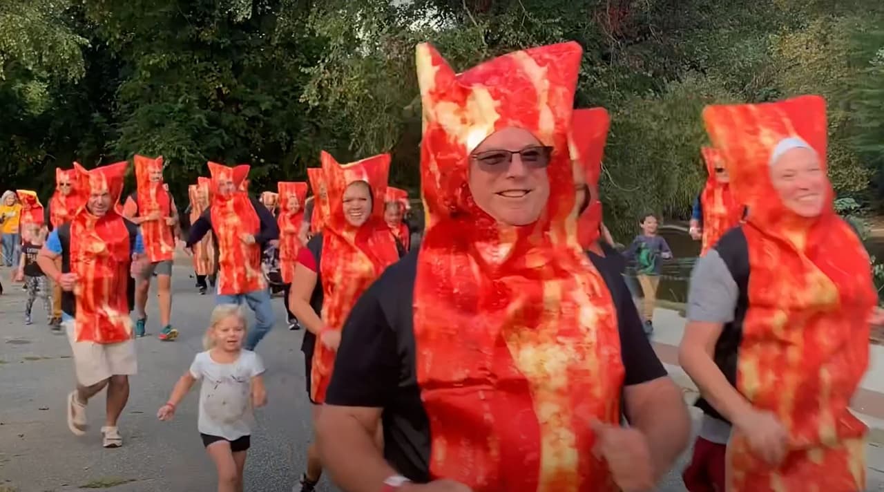 <b><a href="https://www.greatsmokies.com/bacon-chase-fun-run/" target="_blank">BRYSON CITY GREAT BACON CHASE FUN RUN (9 DE OCTUBRE)</a></b>: La divertida carrera, caminata o paseo de 0.5 kilómetros junto al río Tuckasegee tiene un poco más de una cuadra de largo, comienza en el Appalachian Rivers Aquarium y termina cerca de Mountain Layers Brewery. Los participantes pueden ser una rebanada de tocino (traje de tocino incluido en el registro de la carrera) o pueden perseguir el tocino con su perro (con correa).