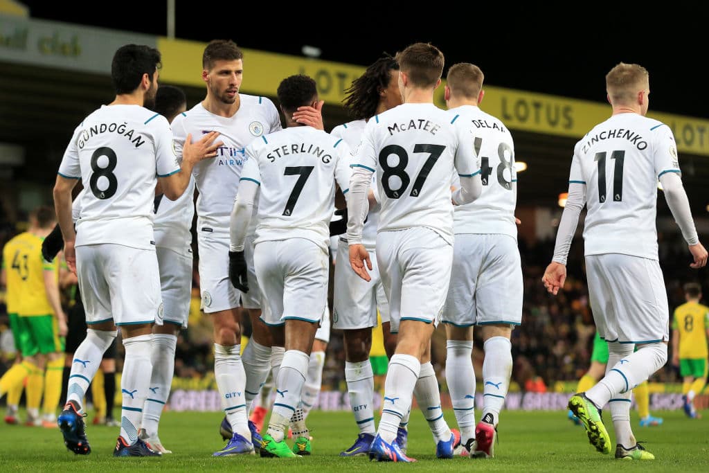 Manchester City golea y Manchester United se lamenta