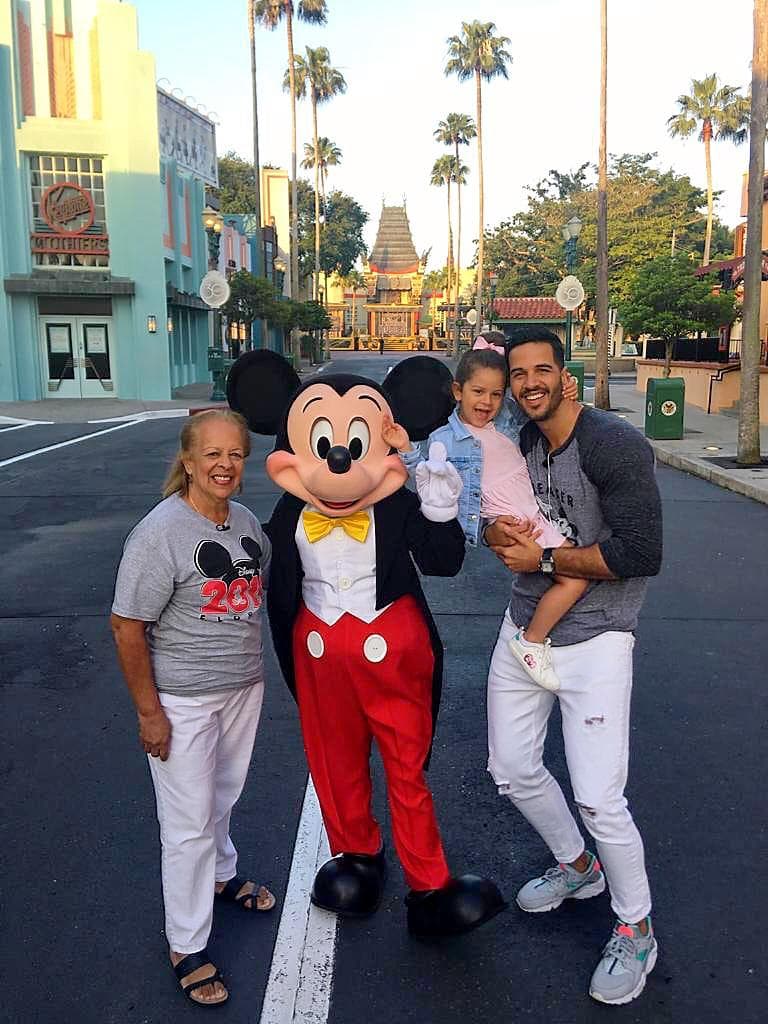 La familia también festejó el 30 aniversario del parque temático, el cual recientemente vivió una transformación histórica al agregar un área exclusiva: Star Wars: Galaxy´s Edge.