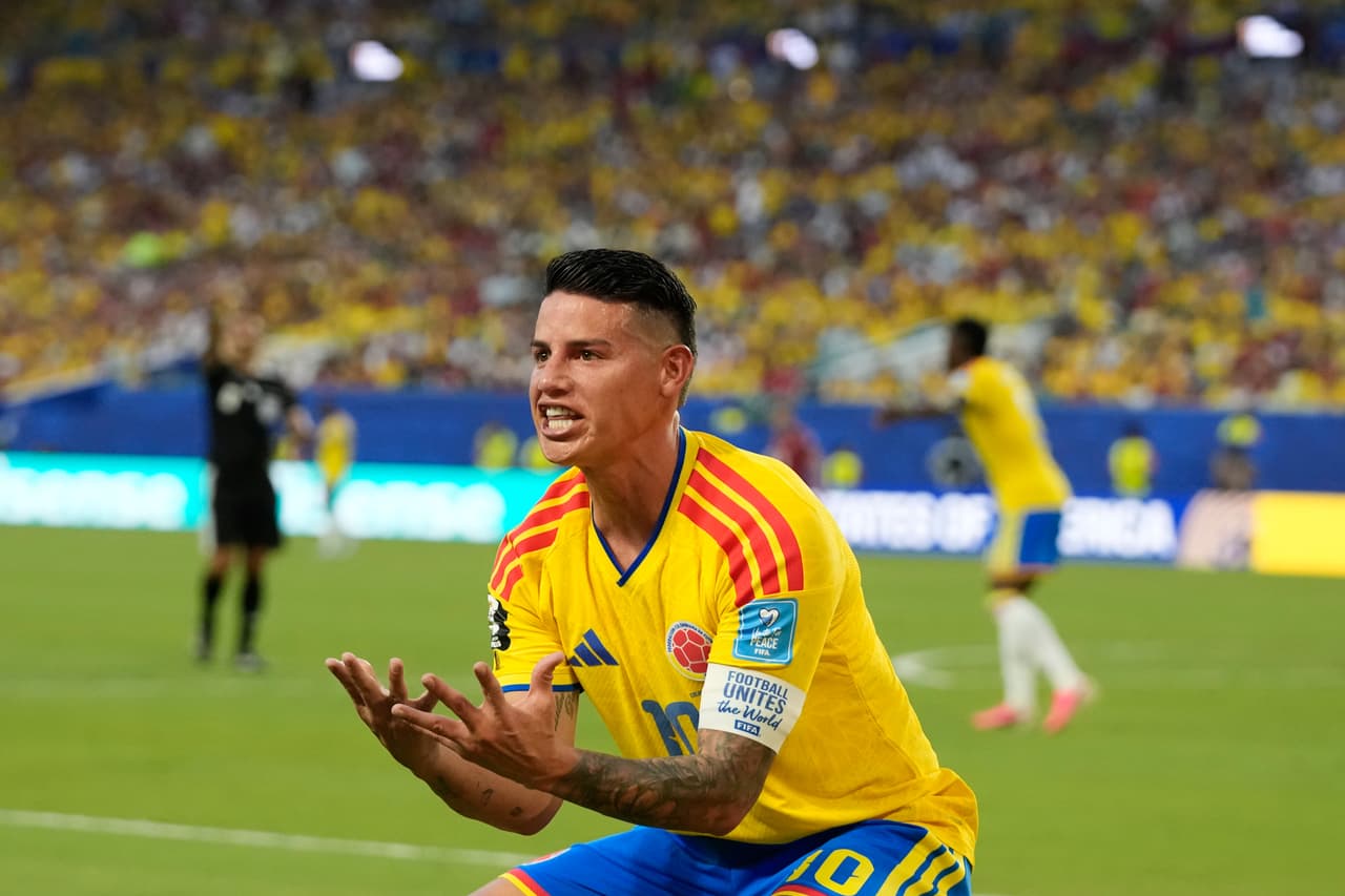 James Rodríguez reacciona ante una jugada interrumpida por los lusitanos.
