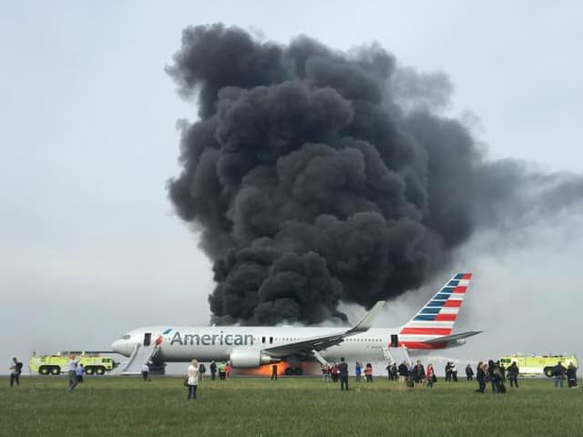 Pasajeros del avión que se incendió en Chicago demandan a American Airlines, Boeing y GE