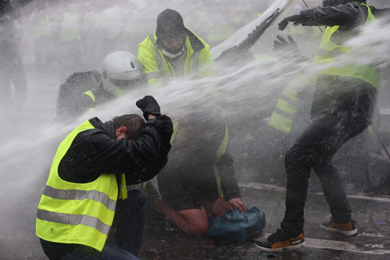 De acuerdo con la policía, durante el sábado murió una persona cuando el auto que manejaba chocó contra una barricada que obstruí una vía. Además 100 personas resultaron heridas en los choques con la policía, entre ellas 24 agentes, y unas 400 quedaron arrestadas.