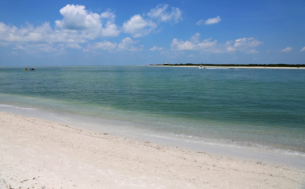 <b>Puesto 7. Playa de Caladesi Island, Florida.</b>
<br>
<br>Esta playa está muy cerca de la ciudad de Clearwater, en la costa del Golfo de México. “Su orilla está compuesta de arena blanca de cuarzo que es suave y cómoda, y nos invita a darnos un chapuzón en sus aguas cristalinas”, asegura Leatherman.
<br>
<br>El especialista también recomienda los paseos en kayac por los senderos del manglar frente a la costa, “para ver las grandes garzas azules y otras aves que frecuentan esta maravillosa área natural”.
<br>