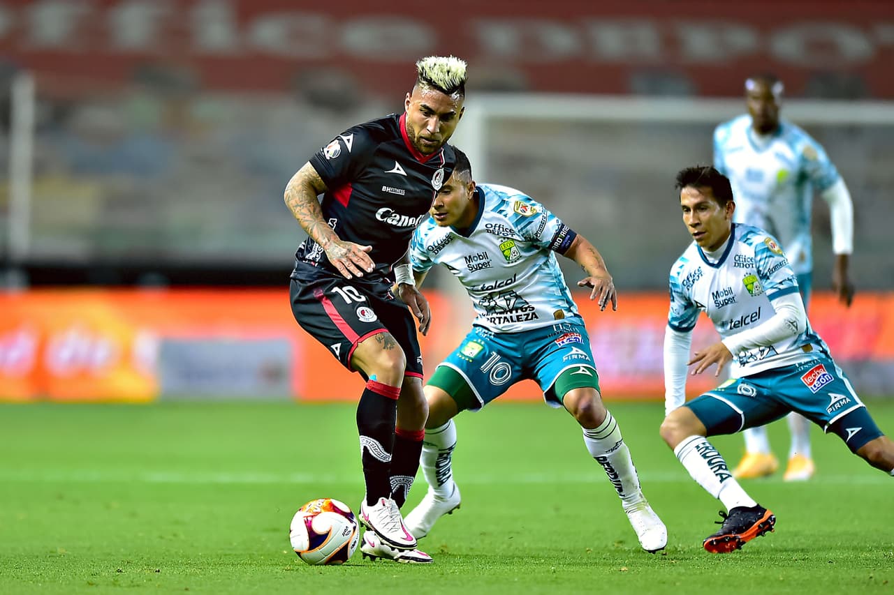Con doblete de Victor Dávila y gol de Jean Meneses, León se impone 3-1 al Atlético San Luis y suman tres unidades.