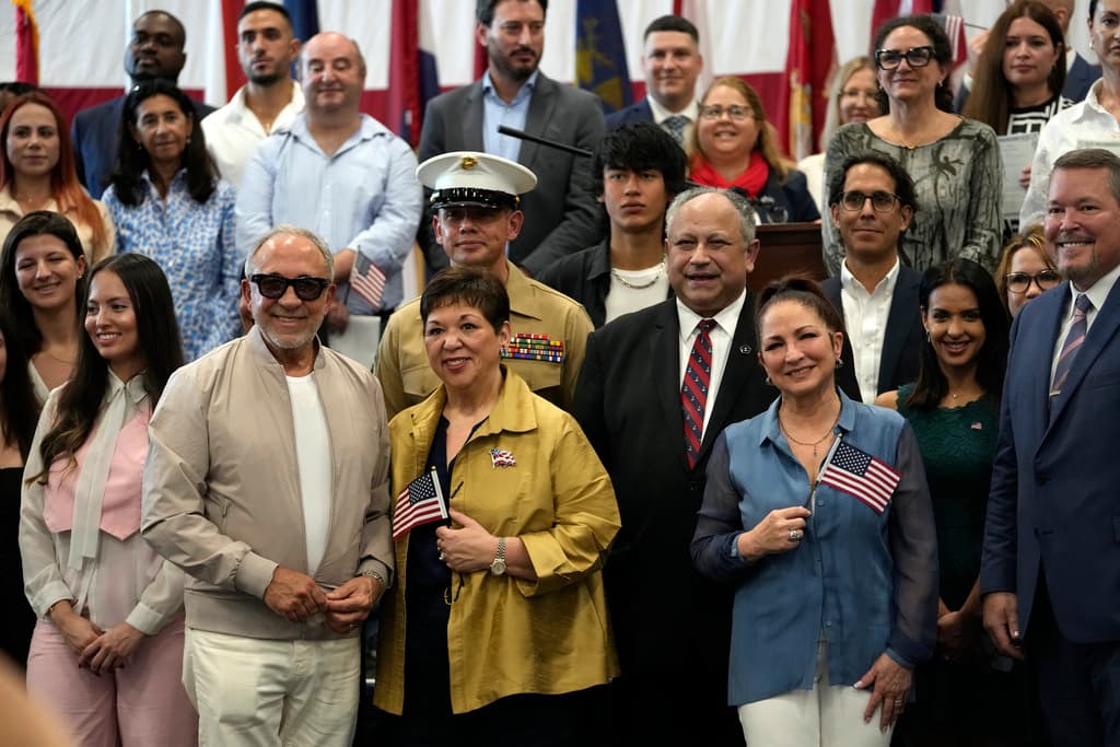 <b><a href="https://www.univision.com/local/miami-wltv/concierto-para-los-miembros-de-la-fuerza-naval-en-miami-nombraran-nuevo-submarino-uss-miami-video" target="_blank">El productor musical Emilio Estefan</a></b>, segundo desde la izquierda, y su esposa, la afamada cantautora
<b>Gloria Estefan</b>, tercera desde la derecha, acompañaron a los nuevos ciudadanos en este día. Ambos compartieron sus recuerdos como inmigrantes cubanos en Estados Unidos.