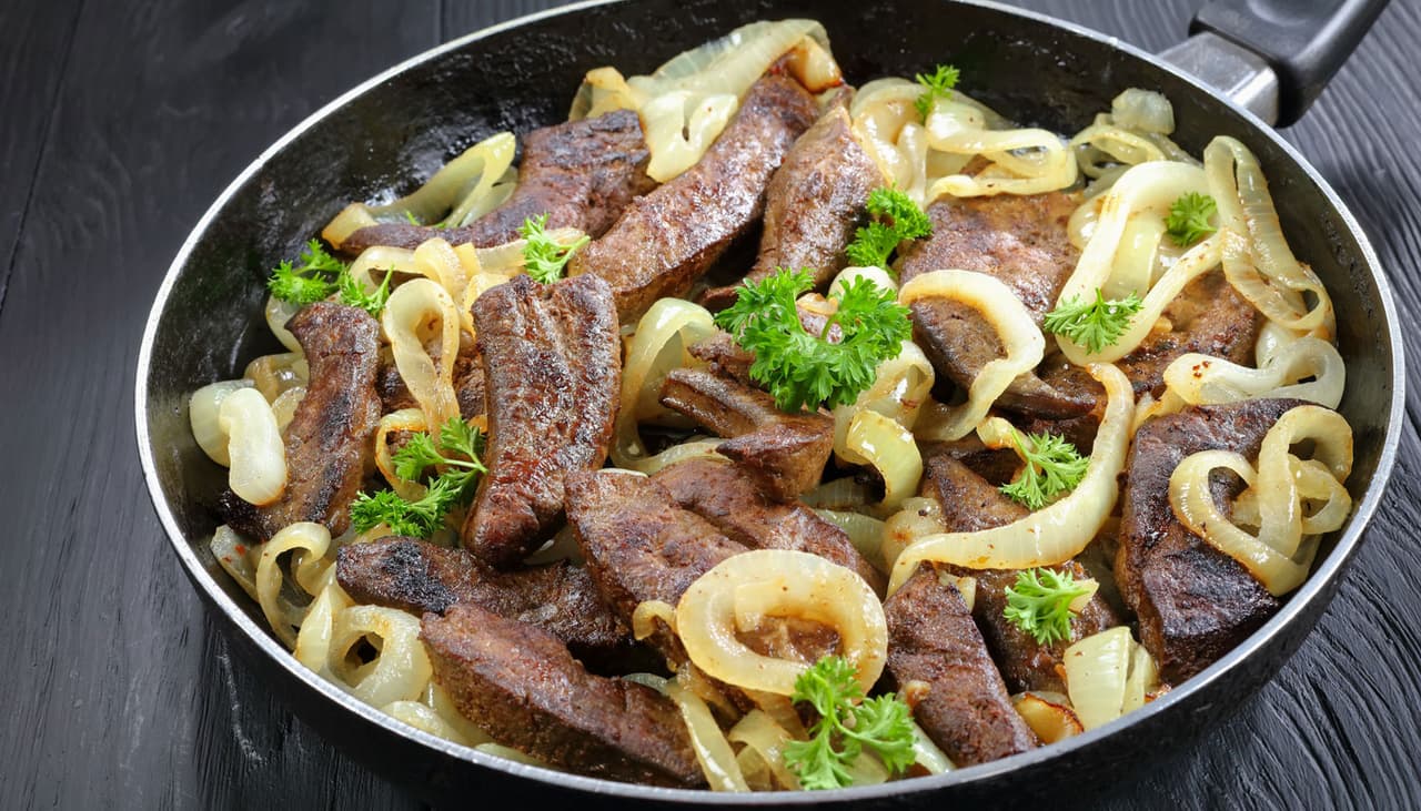 Como fazer bife de fígado: dicas para limpar, temperar e deixar a preparação bem macia