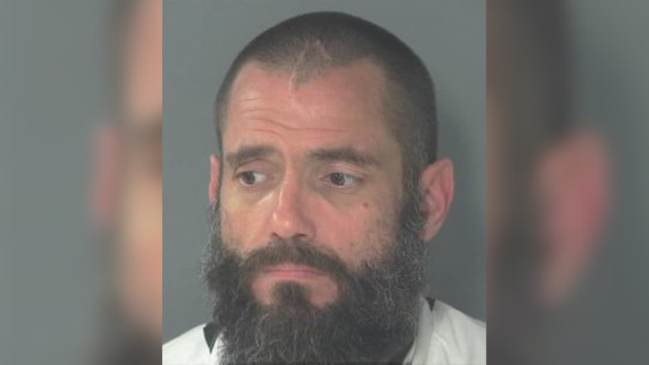 Acusan a un hombre de abandonar a una bebé de 9 meses en el patio de una casa en Texas