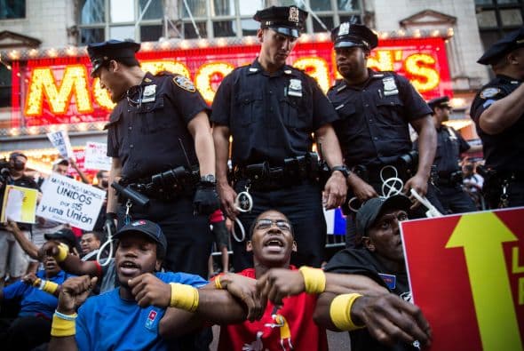 Los individuos arrestados, de acuerdo con los organizadores de la protestas, eran parte de las docenas de personas que se sentaron en la calle de la céntrica plaza.