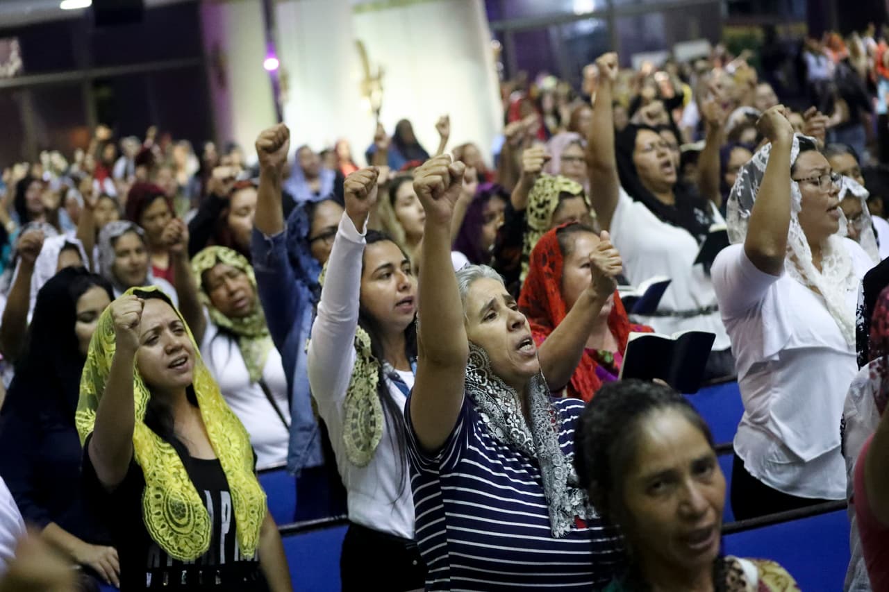 La acusación presentada en una corte de California detalla que los acusados vestían a las víctimas con ropa escolar para luego pedirles que se desvistieran y realizaran actos sexuales mientras las fotografiaban. Otras veces les exigieron que
<b>se pusieran crema batida en los pechos </b>y que unas a otras se fueran quitando con la boca.