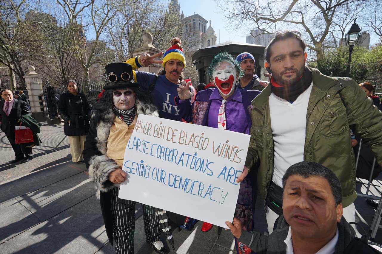 El Guasón y el Pingüino se tomaron la Alcaldía de "Ciudad Gótica".