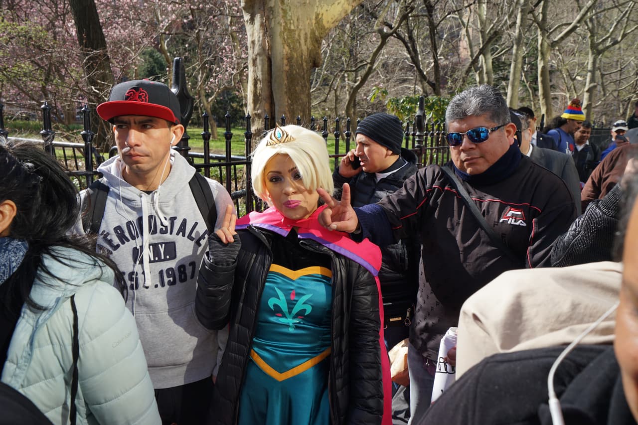 Los Personajes de Times Square esperaron horas para entrar a la Alcaldía.