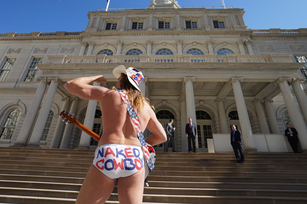 El conocido "Naked Cowboy" está a favor de "poner orden" en Times Square.