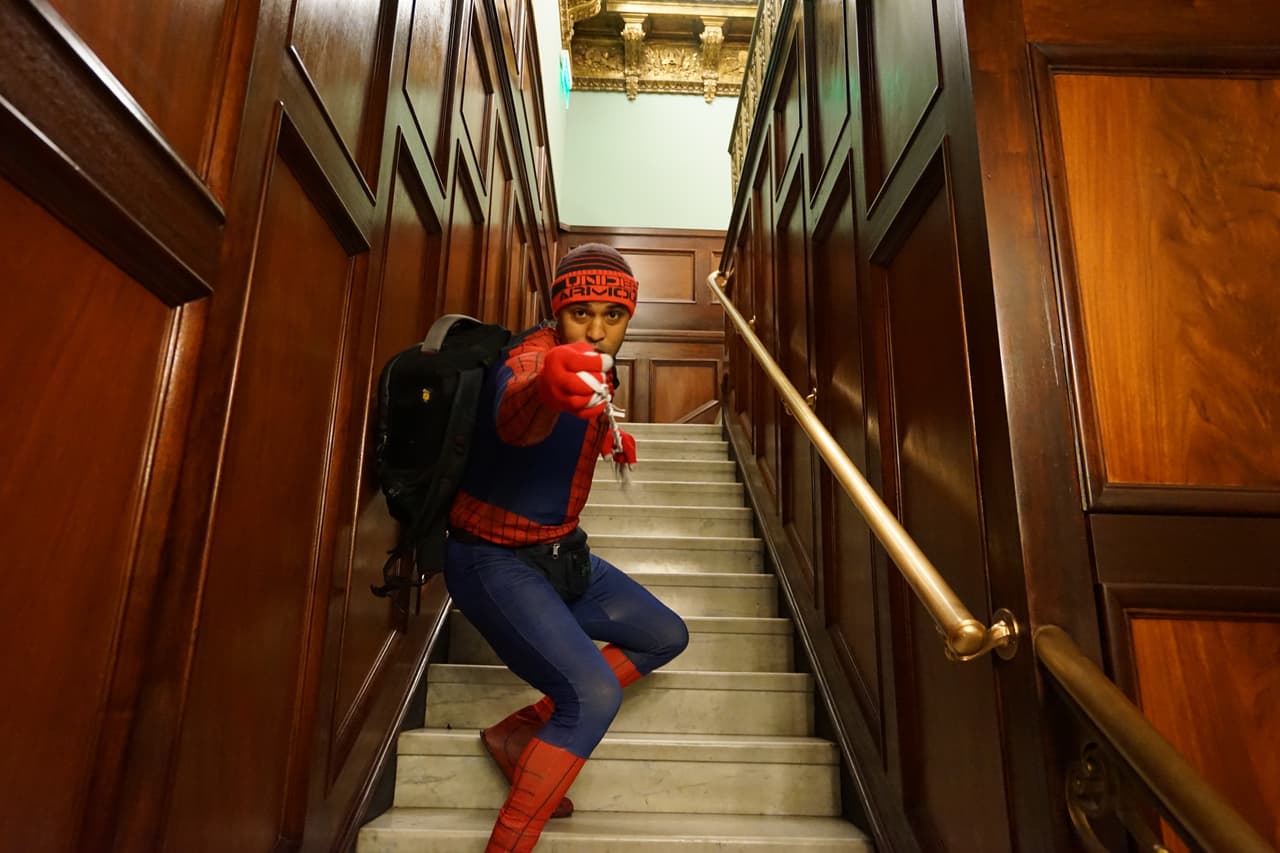 Spider-Man acudió a la audiencia para expresar su rechazo a las regulaciones de la Ciudad.