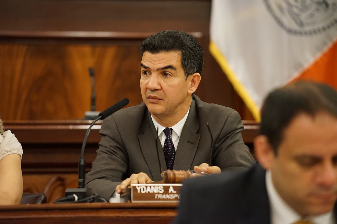 El concejal Ydanis Rodríguez asegura que las regulaciones no privarían del sustento a los personajes.