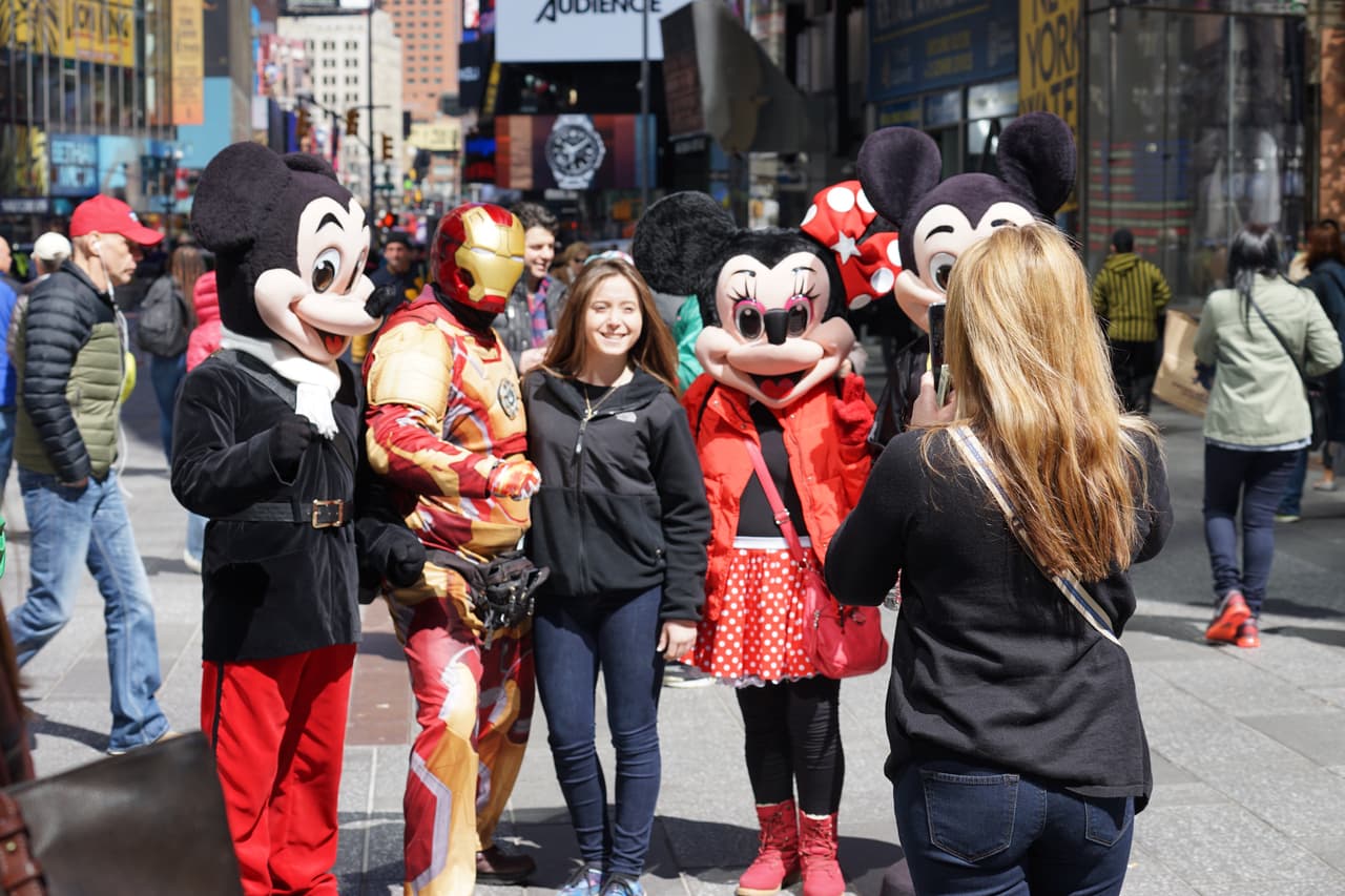 Mientras la Ciudad discutía las posibles normas, algunos personajes trabajaron en Times Square.