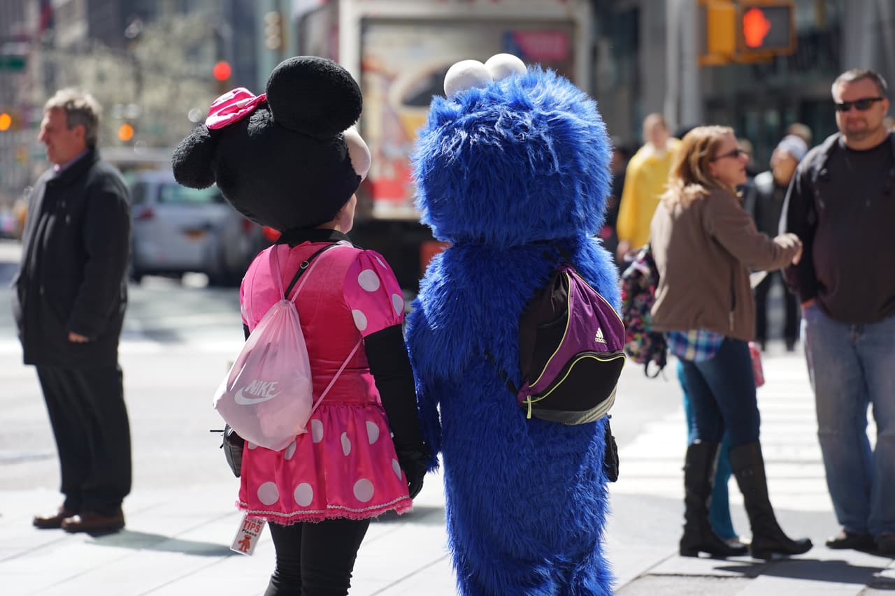 Los personajes de Times Square temen perder propinas.