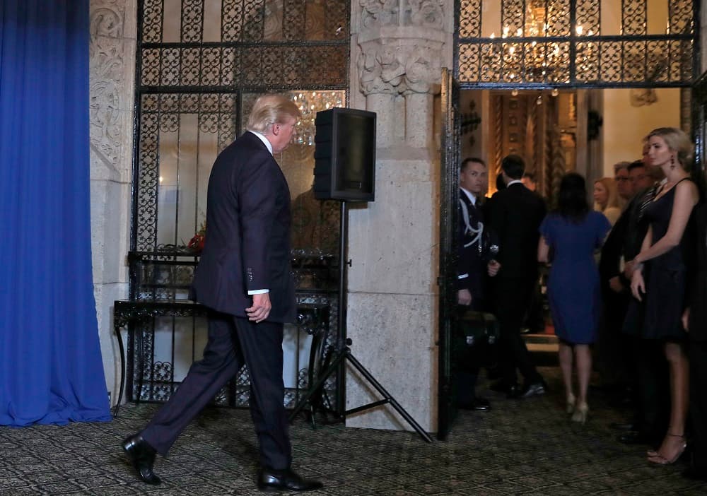 "Esta noche llamo a todas las naciones civilizadas a unirse para buscar un fin a esta matanza y derramamiento de sangre y también acabar con el terrorismo de todo tipo", sostuvo Trump desde su mansión de Mar-a-Lago, Florida, donde celebra un encuentro con el presidente chino, Xi Jinping.
