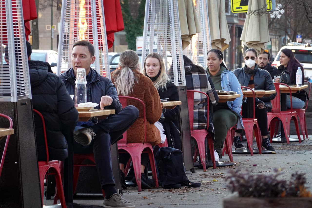 Bajan restricciones por el Covid-19 a nivel 1 en Chicago: abren restaurantes