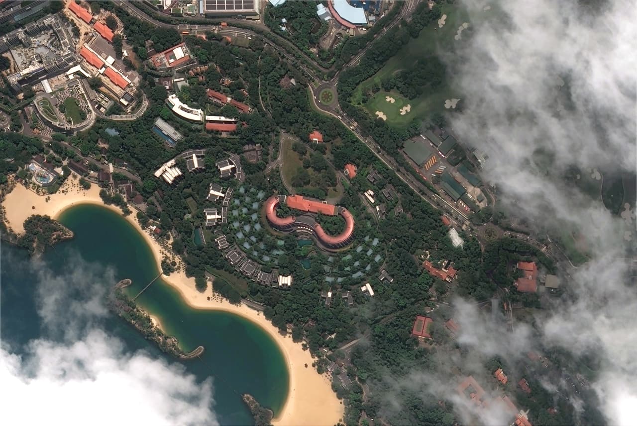 Una imágen satelital del hotel Capella en Sentosa, Singapur, donde se llevará a cabo esta noche una de las cumbres más esperadas de la historia reciente.