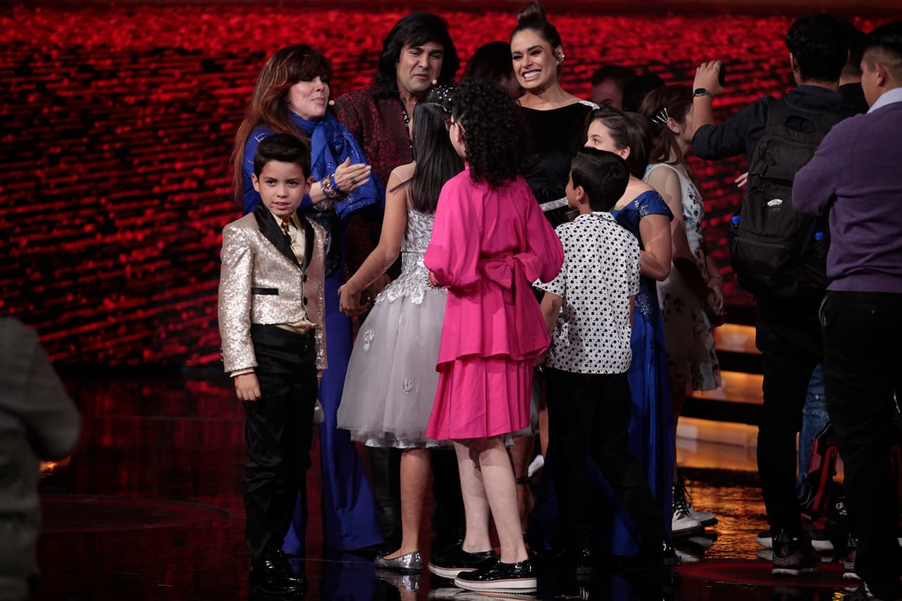 Sus compañeros de escuadrón y los cantantes con los que compite también la recibieron con un abrazo Adeline, en esta tercera oportunidad.