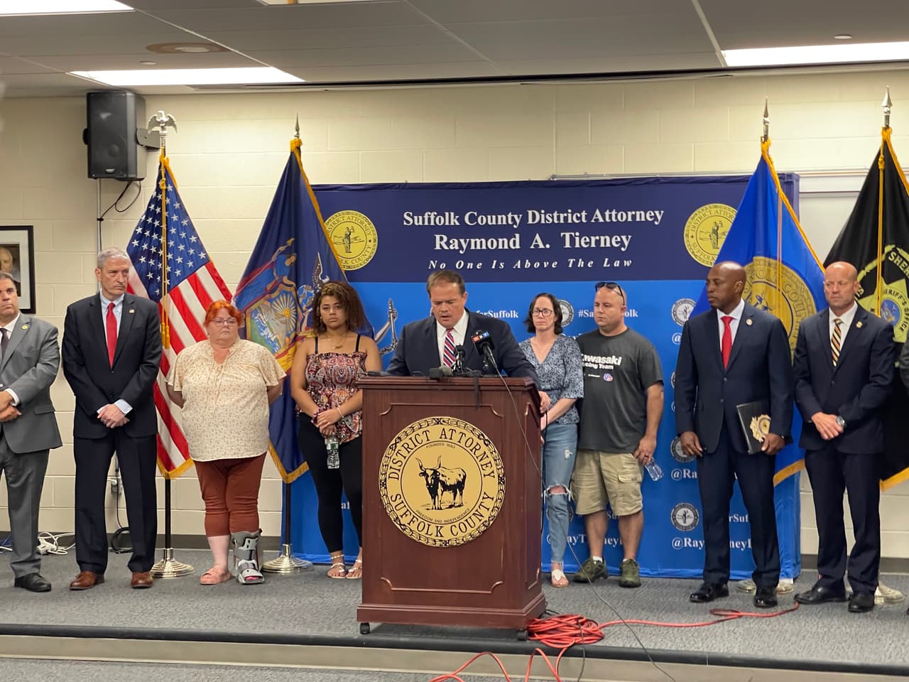 Familiares de varias de las víctimas del asesino serial de Gilgo Beach, estuvieron presentes duranta la rueda de prensa de las autoridades en la tarde del viernes 14 de julio de 2023.