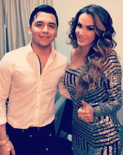 Christian Nodal no perdió la oportunidad de tomarse una foto junto a la bella Ninel Conde.