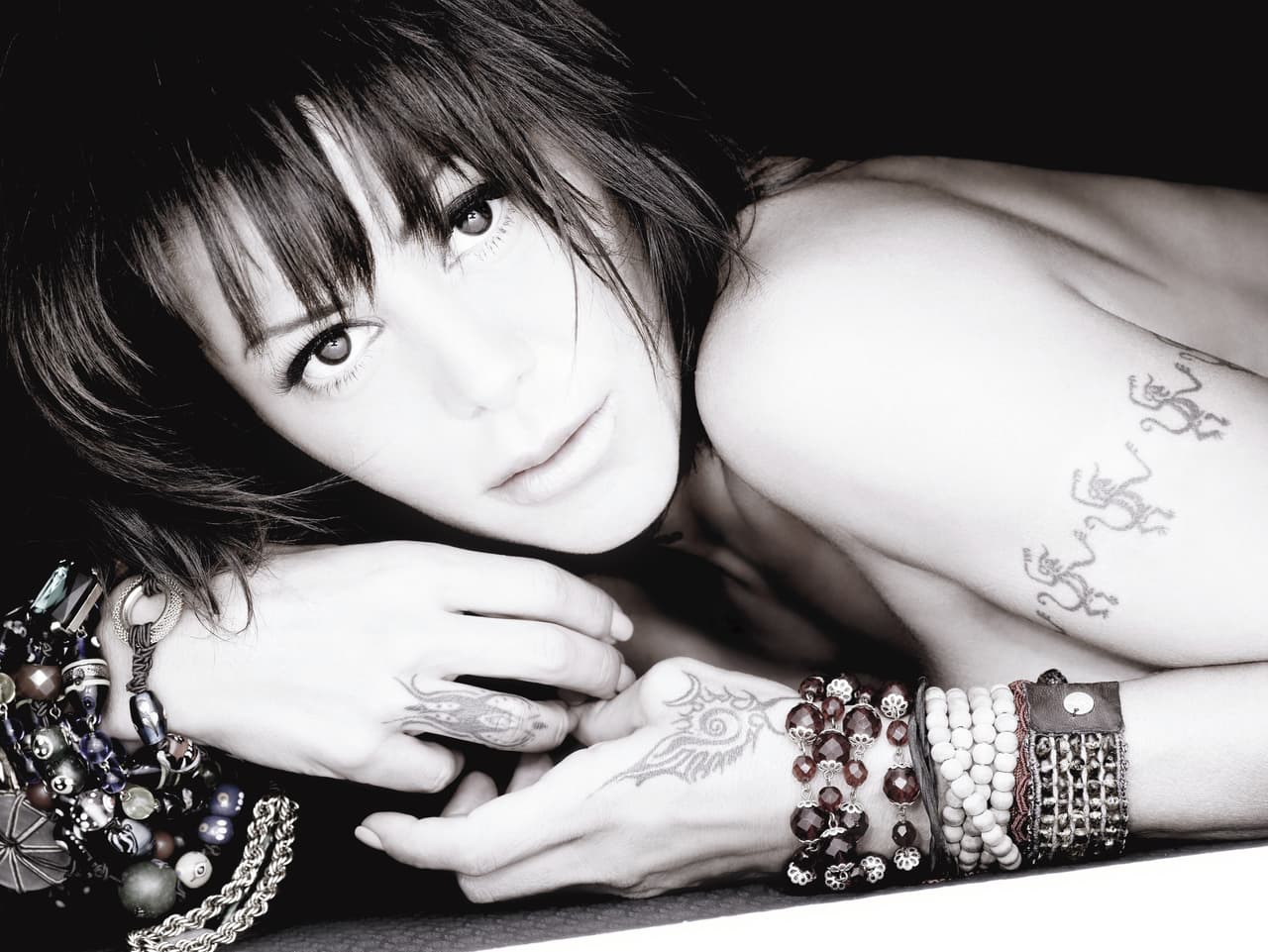 Participar en 42 videoclips de sus sencillos.