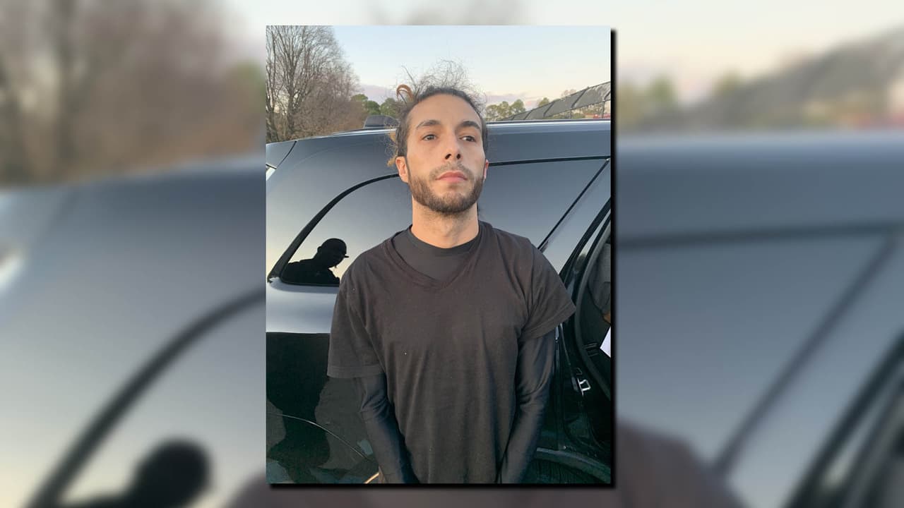 Arrestan al "más buscado" en Clayton tras presuntamente atacar a mujer con cuchillo