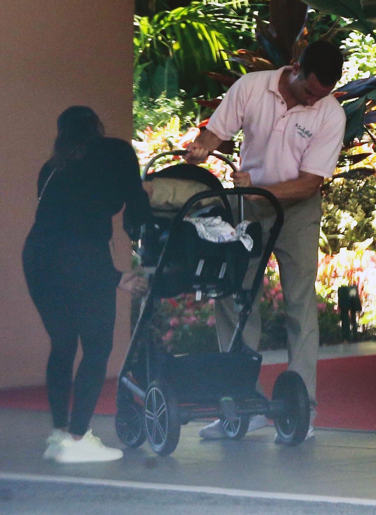 Pero como muchos padres y madres, a Longoria le tocó luchar un poco con la carriola para conseguir mantenerlo en su lugar.