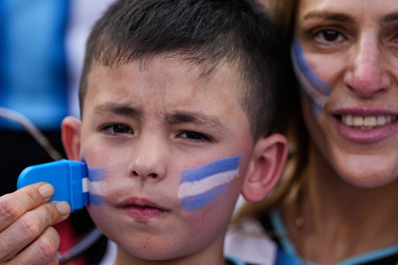 Aficionados argentinos reaccionan antes del partido de fútbol del Grupo J de la Copa del Mundo entre Argentina y Argelia en Kansas.
