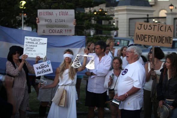 La inseguridad por la violencia en los asaltos con crimen es la mayor preocupación de los argentinos, con un 79.4 por ciento de opiniones, por delante de la inflación, con 64 por ciento, según la consultora Management & Fit (M&F).