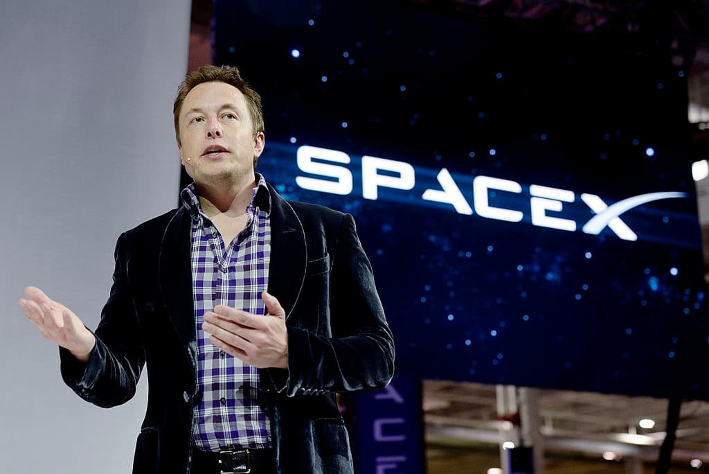 El hombre más rico de Estados Unidos sigue siendo
<b>Ellon Musk. Su fortuna es de $251,000 millones.</b> quien ha cofundado seis empresas, incluido el fabricante de automóviles eléctricos Tesla, el productor de cohetes SpaceX y la empresa emergente de túneles Boring Company. Musk actualmente reside en Texas.