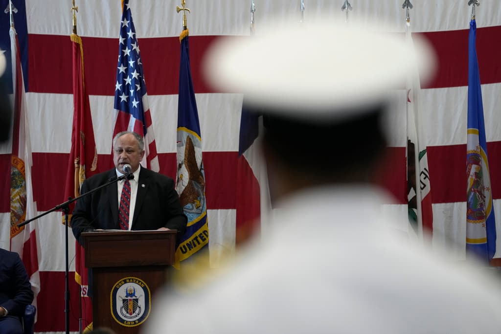 En 2021, el comandante Del Toro, cubano de nacimiento, fue nombrado secretario de la Armada por el presidente de los Estados Unidos, Joe Biden. Su vida es un testimonio de aliento para otras personas, sobre todo los inmigrantes.