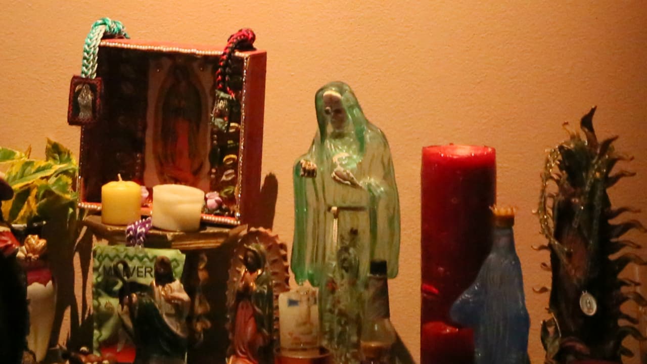 En el altar de Arturo Bernal Leyda resalta, además de imágenes y figuras de la virgen de Guadalupe y otros santos católicos, la de la santa muerte, considerada la patrona de los narcotraficantes.