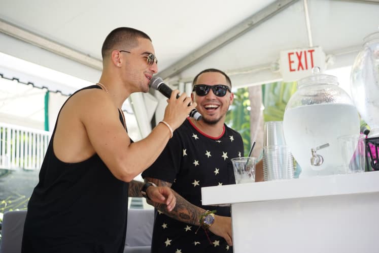 Maluma deliberando, al lado de DJ Chino, una leyenda entre los DJs