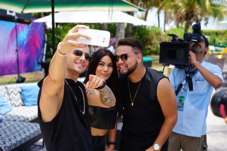 Pero nos gusta más cuando sonríe :) *melting*