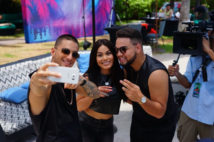 ¿Quién fuera smartphone para estar siempre en las manos de este 'selfe crazy'?