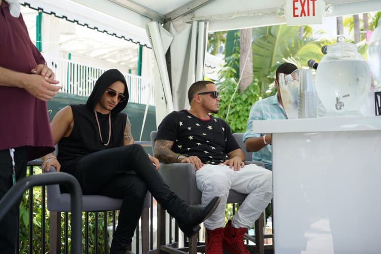 Just like Maluma! estar vestido de negro en pleno sol y no derretirse